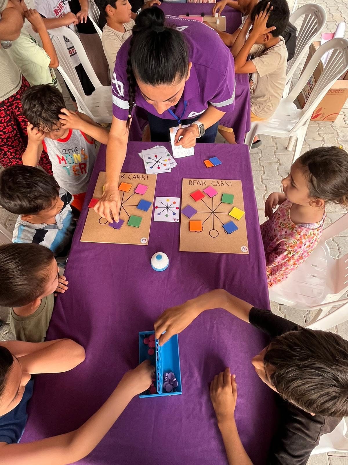 Köy Bizim, Şenlik Bizim programı kapsamında Camili Mahallesi’nde çocuklarla Akıl ve Zekâ Oyunları Atölyesi gerçekleştirdi.